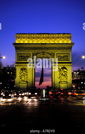 Francia, Parigi, Arc de Triomphe (Arco Trionfale) su Avenue Champs Elysees Foto Stock