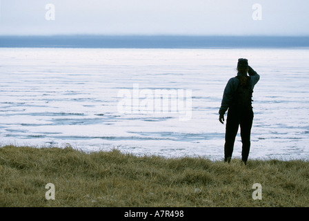 Escursionista prende nella vista attraverso il ghiaccio del Beaufort Sea vicino kaktovik alaska Foto Stock