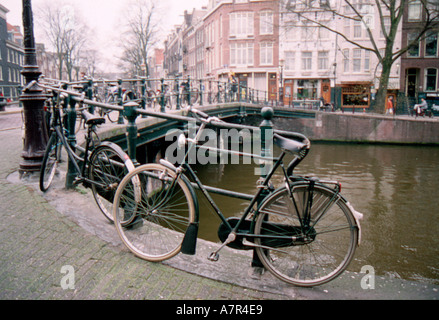 Biciclette in Amsterdam Foto Stock