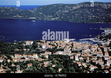 Francia, Corse du Sud, Porto Vecchio, centro storico che si affaccia sulla baia (vista aerea) Foto Stock