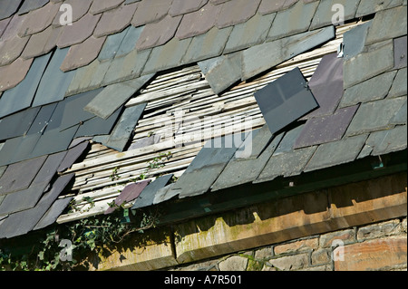 Rotto e liste mancanti sul tetto della cappella Cardiff South Wales UK Foto Stock