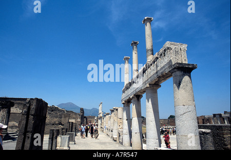 Rovine della città di Pompei vicino Napoli in Italia con il vulcano Vesuvio a distanza Foto Stock