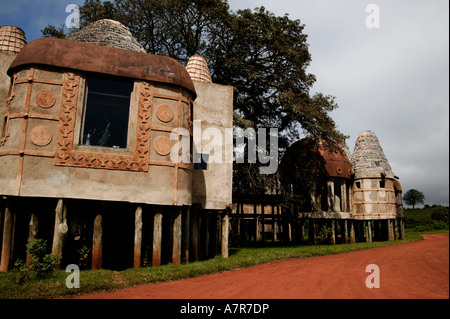 La conservazione Corporation Crater Lodge costruito nel tradizionale architettura Masai del cratere di Ngorongoro Tanzania Foto Stock