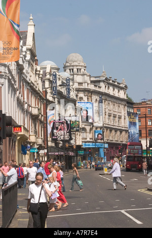 Shaftsbury Avenue nel West End di Londra Theatre District Foto Stock