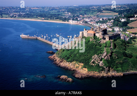 Regno Unito, Isole del Canale e isola di Jersey, Castello di Mont Orgueil e il piccolo porto di Gorey (vista aerea) Foto Stock