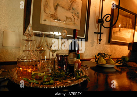 Vassoio bevande con vino Sudafricano di sherry e whiskey dimora Singita Game Reserve Sabi Sand Mpumalanga in Sudafrica Foto Stock