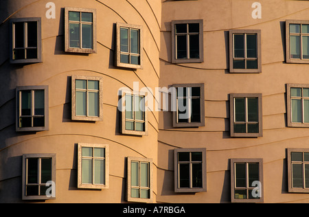 Repubblica Ceca, Praga, la casa Danzante (zenzero et Fred) da Gehry e Milunic sul Vltava embankment Foto Stock