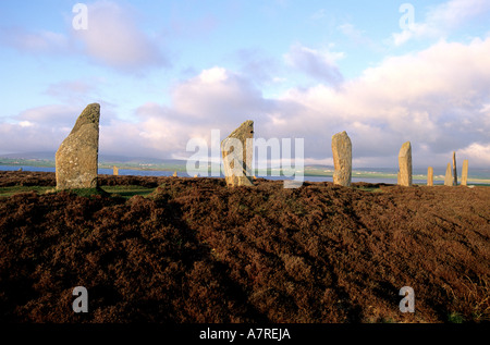 Regno Unito, Scozia, isole Orcadi, Continentale, accanto al Loch di Stenness, pietre permanente dall'anello di Brogar Foto Stock