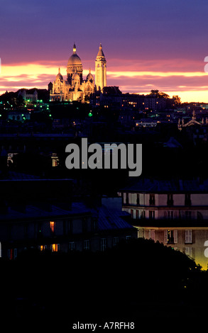 Francia, Parigi, basilica del Sacré Coeur e Montmartre district dalla banca Jemmapes Foto Stock