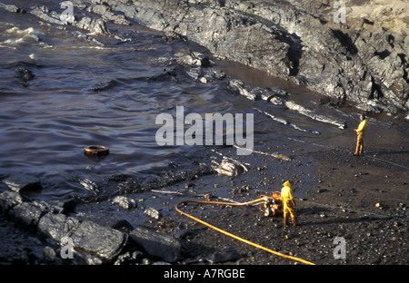 Olio per pulizia ad angolo Bay nel Galles occidentale dopo la Sea Empress fuoriuscite di olio Foto Stock