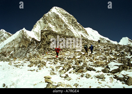 In Mount Everest regione del Nepal un gruppo di escursionisti in salita verso la vetta rocciosa di kalar pattar Foto Stock