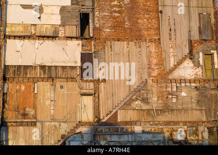 Il lato di un edificio per essere demolita crea un modello di legno e mattoni Foto Stock
