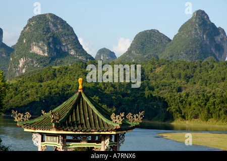 La Cina, nel Guangxi, Yangshuo County - un tipico padiglione Cinese sul Fiume Li la sera Foto Stock