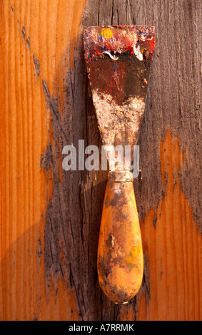 Close-up di arrugginita raschiatore con manico in legno Foto Stock