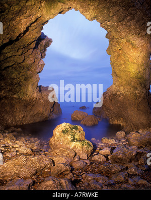 Calcare grotta del mare al crepuscolo vicino a Marsden Bay sulla South Tyneside costa nel nord-est dell'Inghilterra. Foto Stock