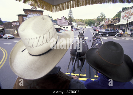 NA, STATI UNITI D'AMERICA, Washington, Methow Valley, Winthrop. Carrello Horsedrawn rides down Main Street Foto Stock