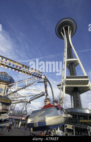 NA, STATI UNITI D'AMERICA, Washington, Seattle, Bambini sul parco dei divertimenti di corsa al centro di Seattle; Space Needle in background Foto Stock