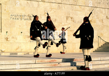 La Grecia, Atene, il cambio della guardia di fronte al Parlamento sulla piazza Syndagma Foto Stock