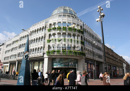 I turisti di fronte al centro commerciale St. Stephens Green Shopping Centre Grafton Street a Dublino Repubblica di Irlanda Foto Stock