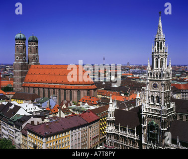 La chiesa e il municipio le torri in città, la Chiesa di Nostra Signora di Monaco di Baviera, Germania Foto Stock