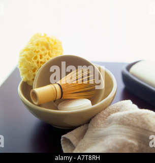 Close-up della barra di sapone con asciugamano e Pennelli per barba sul tavolo Foto Stock