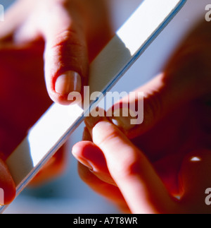 La donna il suo deposito unghie con lima per unghie Foto Stock