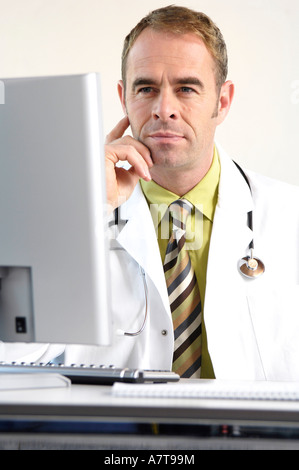 Maschio del pensiero medico Foto Stock