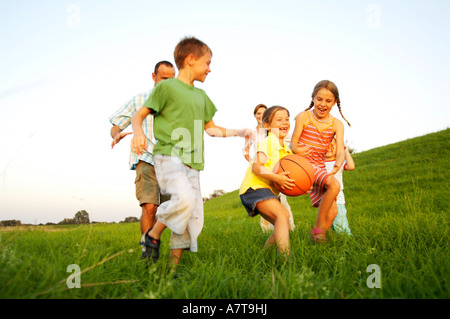 Famiglia giocare a basket in campo Foto Stock