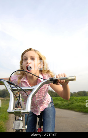 Close-up della ragazza in bicicletta Foto Stock