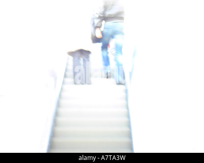Basso angolo vista di due persone in Escalator Foto Stock