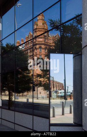 La riflessione di Midland Hotel G Mex e tram Metrolink in windows a Barbirolli Square Manchester REGNO UNITO Foto Stock