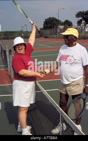 Giocare a Tennis Foto Stock