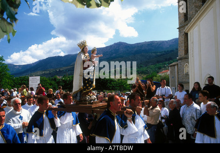 Persone in processione religiosa Santa di Niolo Casamaccioli Nico Plateau Corsica Foto Stock