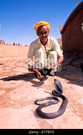 Il Marocco, Haut Atlas, il Ksar di Ait Benhaddou, un serpente incantatore Foto Stock