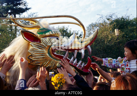 Persone toccando golden dragon in festival tempio Senso-ji Tempio di Asakusa Tokyo Giappone Foto Stock