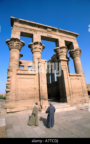 Due persone nei pressi di antiche rovine egiziano Tempio di Philae Aswan Egitto Foto Stock