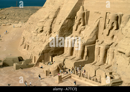 Vista aerea di turisti al tempio egizio grande tempio di Ramses II Abu Simbel Egitto Foto Stock