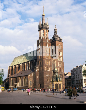 I turisti di fronte alla chiesa di San Marys chiesa Cracovia Polonia Foto Stock