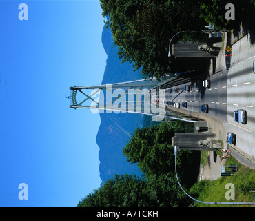 Veicoli che si muovono su ponte, Ponte Lions Gate, Stanley Park, Vancouver, British Columbia, Canada Foto Stock