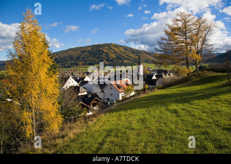 Campanile circondato da case, Mauterndorf, Lungau, Salisburgo, Austria Foto Stock