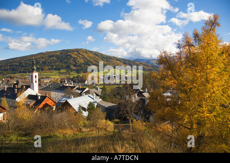 Campanile circondato da case, Salisburgo, Austria Foto Stock