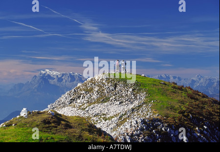 Due persone in piedi sulla montagna in Austria Foto Stock