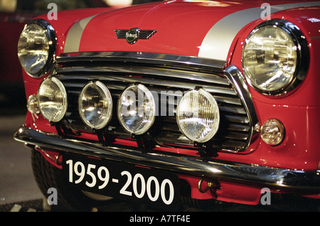 L'ultima Mini realizzato da Rover rotoli fuori linea di produzione presso la fabbrica di Longbridge a Birmingham Regno Unito il 4 ottobre 2000 Foto Stock