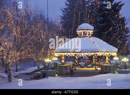 NA, STATI UNITI D'AMERICA, Washington, Leavenworth. Gazebo e la strada principale con le luci di Natale Foto Stock