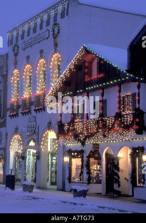 NA, STATI UNITI D'AMERICA, Washington, Leavenworth. Strada principale con le luci di Natale di notte Foto Stock