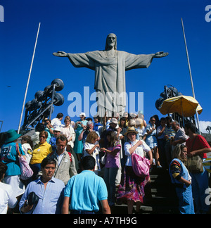 I turisti nei pressi di Gesù Cristo, la statua del Cristo Redentore, Rio de Janeiro, Brasile Foto Stock