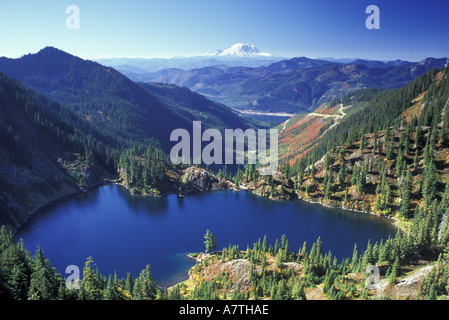 Nord America, Stati Uniti d'America, Washington, Alpine Lakes Wilderness. Il lago di Lillian, Mt. Rainier in distanza; vicino a Snoqualmie Pass Foto Stock