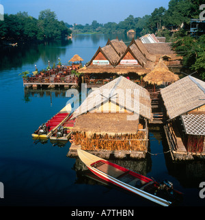 Ristorante Galleggiante hut nel fiume Kwai River, Kanchanaburi Thailandia Foto Stock