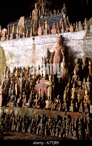 Laos, Pak Ou le grotte, la Tham Ting grotta contiene 8000 Statue di Buddha Foto Stock