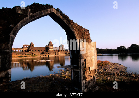 India, Madhya Pradesh, Mandu, Jahats Mahal tempio (o nave Palace) viene specchiata nel Munja Talao Foto Stock